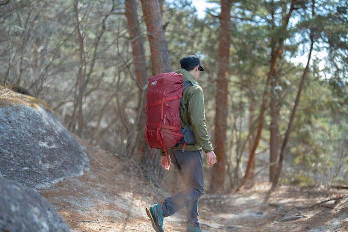 登山する男性