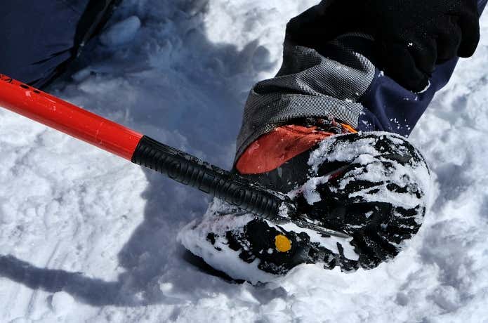 靴底に付着した雪をしっかり落としてから装着