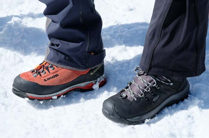 左：冬山用登山靴/右：スノーブーツ