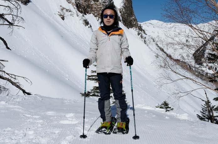 スノーシュー用に防寒対策を考慮した服装をしている人