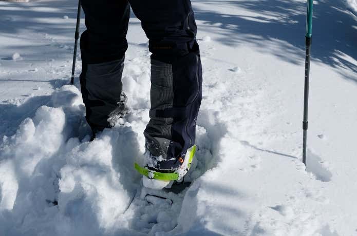 柔らかい雪質でスノーシューが沈み込んでいる状態