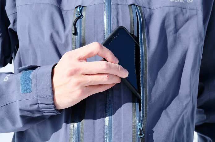 スマートフォンを冷やさないように胸ポケットに収納