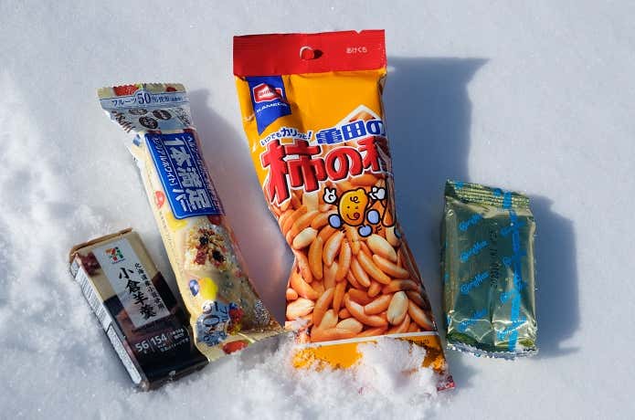 凍りにくい行動食（羊羹、チョコレートバー、柿の種、カロリーメイト）