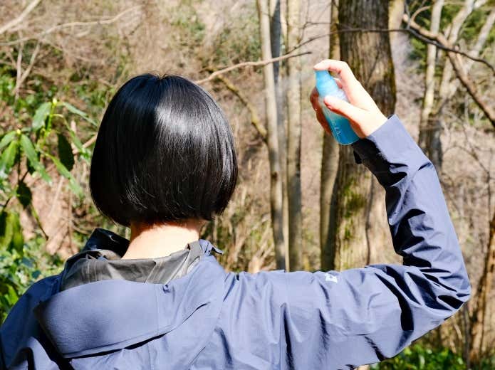 瞬感ミストUVを髪にかける登山者