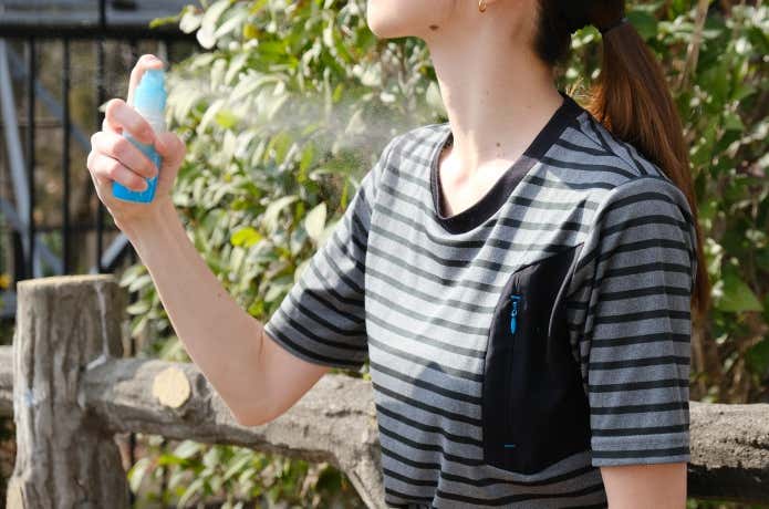 ビオレＵＶ　アクアリッチ　アクアプロテクトミストを首にスプレーする登山者