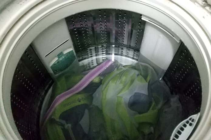 洗濯機の中のレインウェア
