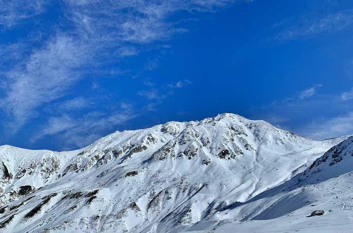 凍結した急斜面もある北アルプス・立山連峰