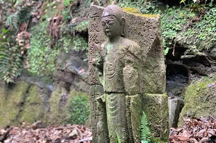 朝比奈切通しの石像