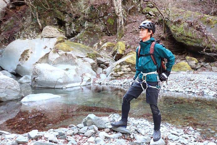 沢登りに必要な装備と服装を身につけている人