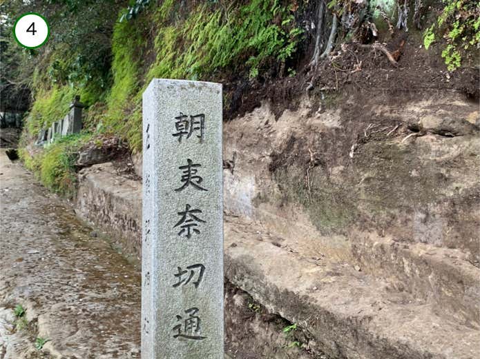 朝比奈切通の石碑