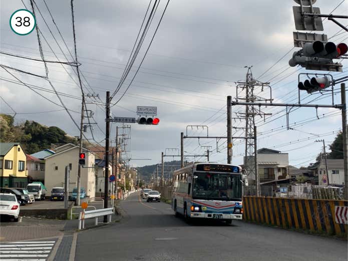 県道205号沿いを歩く