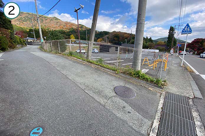 金時登山口バス停前の道