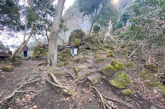 鋸山の岩舞台に向かう分岐