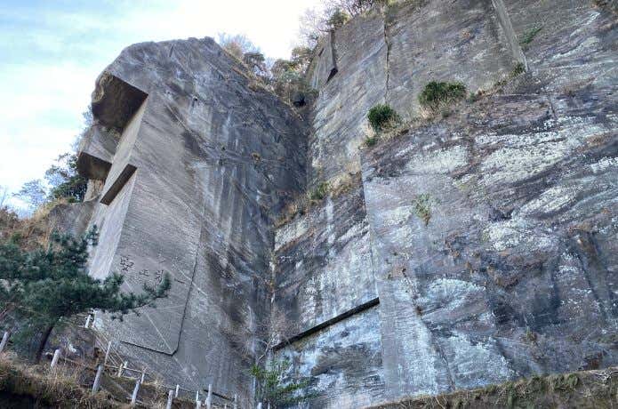 鋸山の岩舞台
