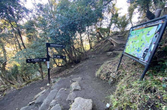 鋸山の関東ふれあいの道と岩舞台方面の分岐