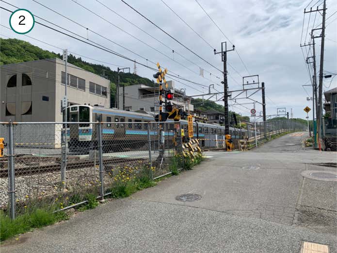 踏切を渡る