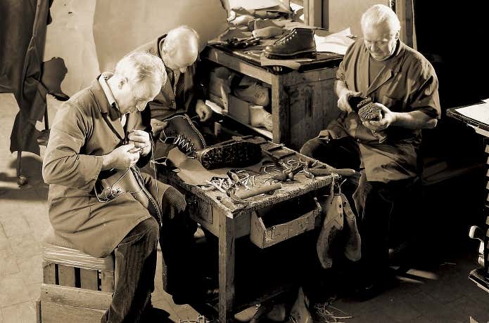 1938年にイタリア北部のアゾロ村で靴専門の製造会社として誕生したスカルパ
