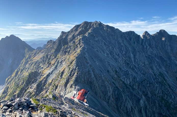 涸沢岳方面から見た穂高岳山荘と穂高岳