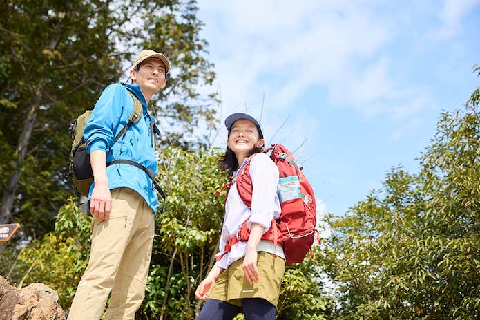 登山する男女