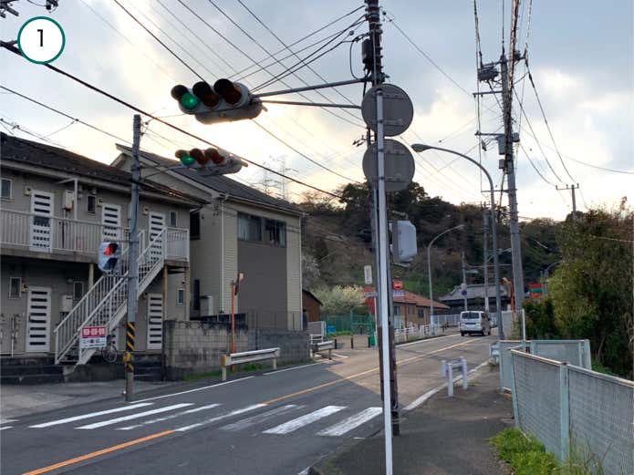 朝比奈バス停近くの横断歩道