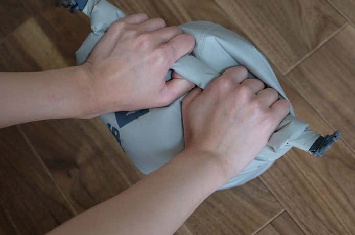 シートゥサミットEvacドライバッグの中が空気でパンパンになったら底から空気を押し出す