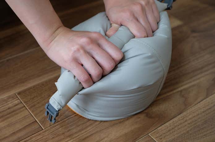 シートゥサミットEvacドライバッグのドライサックの中の空気を押し出す