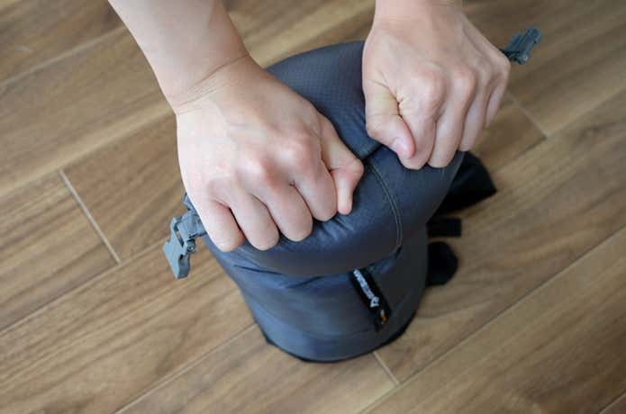 シートゥサミットEvacコンプレッションドライバッグの底から空気を押し出す