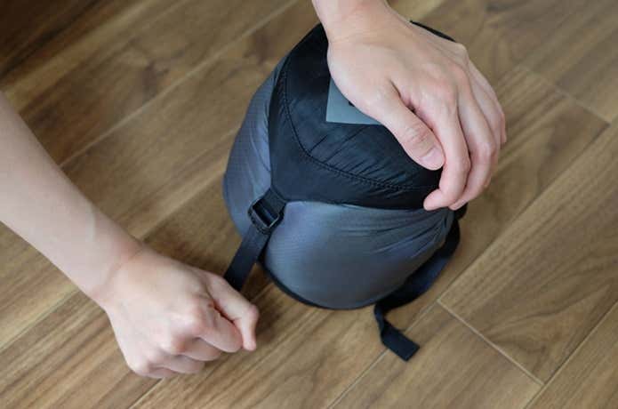 シートゥサミットEvacコンプレッションドライバッグが圧縮されるまでベルトを締め上げる