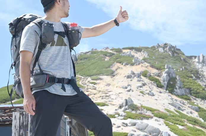 半袖のベースレイヤーを着る人
