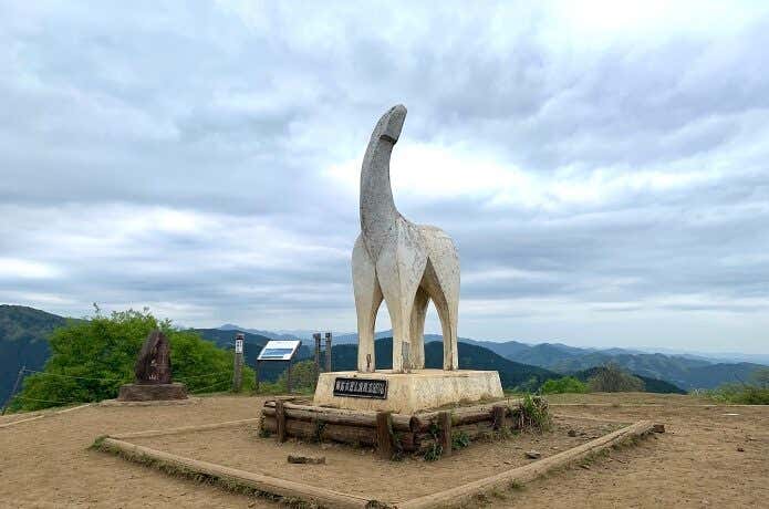 陣馬山・白馬の像