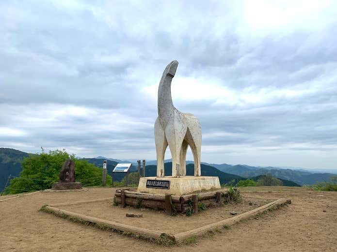 陣馬山・白馬の像