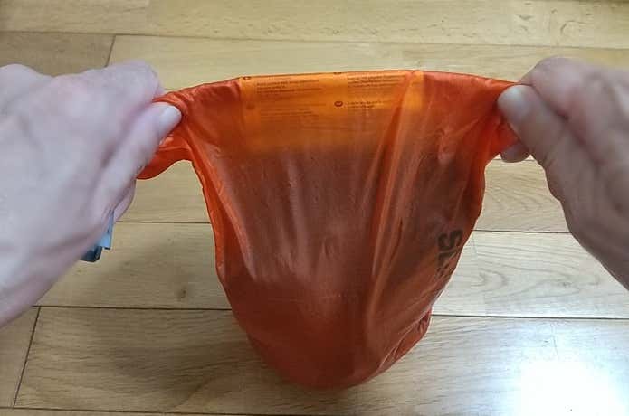 シートゥサミットのドライサックのクロージャーの芯を使いクルクルと3回以上巻く