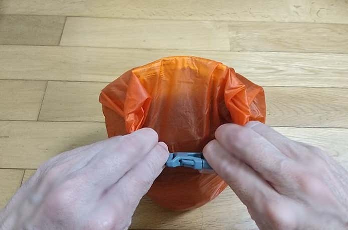 シートゥサミットのドライサックの両端のバックルを接続する