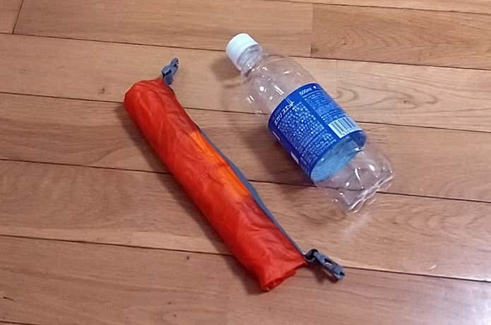 シートゥサミットのドライサックを丸めてコンパクトにした状態