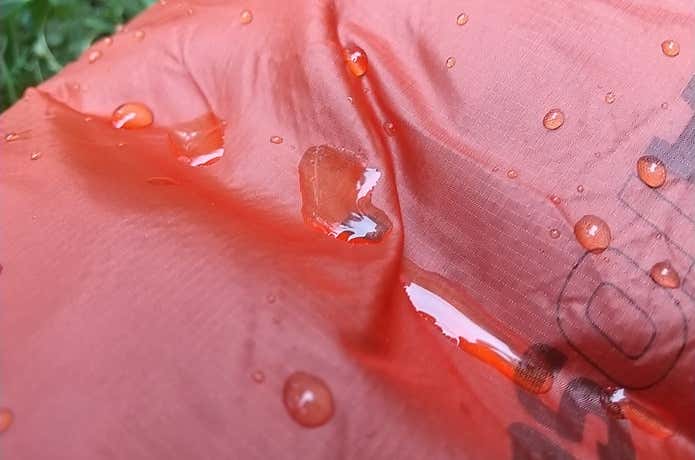 シートゥサミットのドライサックが水を弾いている様子