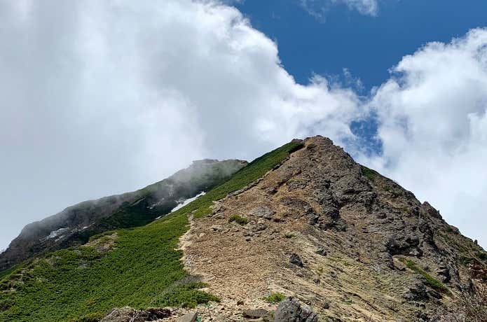 仲間と分かち合いたい稜線からの絶景