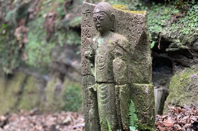 路傍にたたずむ石仏