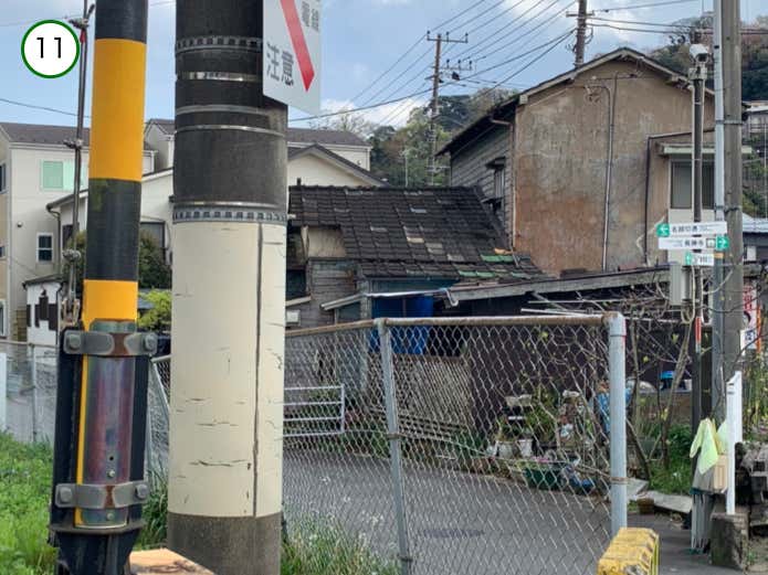踏切先の路地