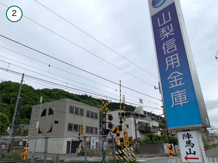 踏切を渡る