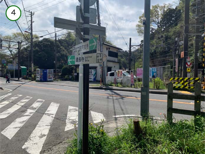 踏切先の案内板
