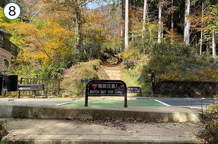 金時神社登山口 舗装路を渡る場所