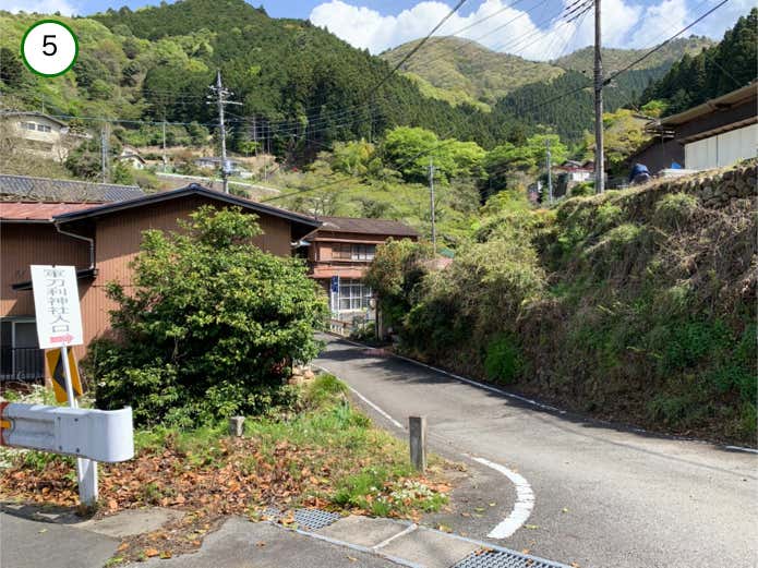 県道と分かれる