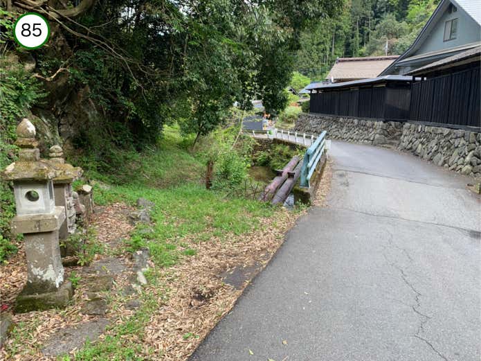 石像が安置された橋