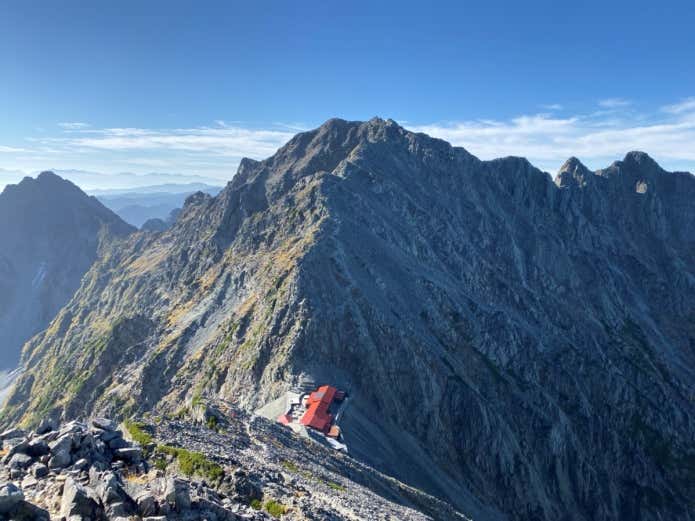 涸沢岳方面から見た穂高岳山荘と奥穂高岳