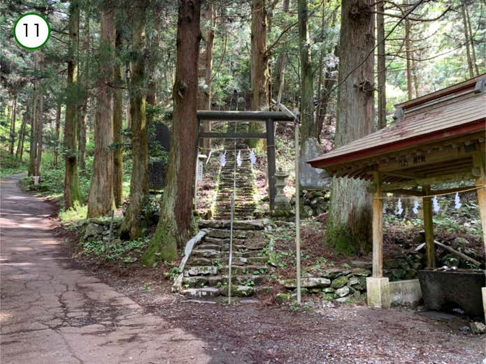 軍茶利神社への石段
