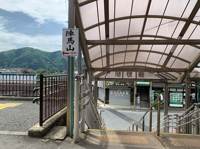 陣馬山は左へ