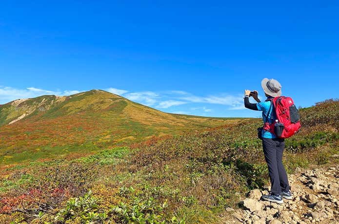 日帰り登山を楽しむ女性