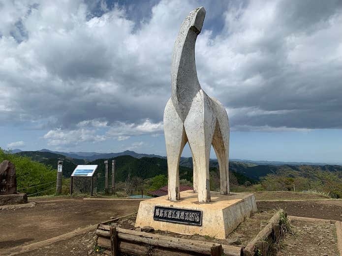 白馬の像と奥多摩の山並