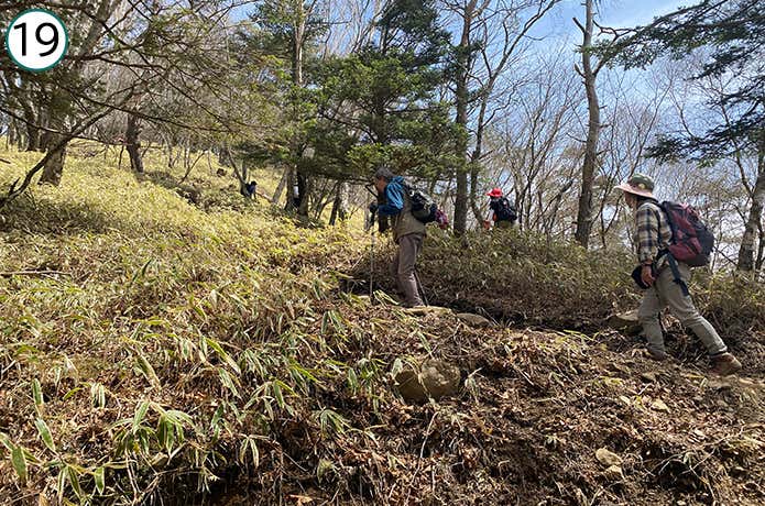 ⑲傾斜のある登山道