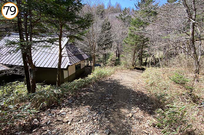 79.山小屋の横を通る道